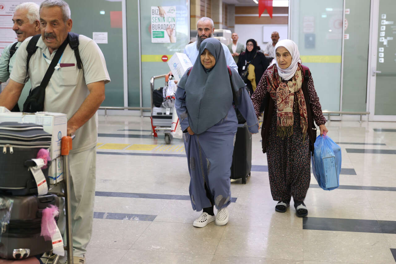 9 günlük kutsal yolculuk sona erdi! Vefa Umresi’nin ikinci kafilesi Konya’ya geldi 12